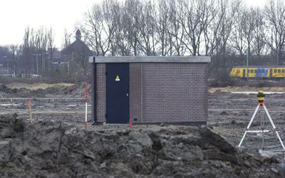 Vlaar-Dingen — 2001 03 13 Aanleg Broekpolder, landmeten en elektriciteisthuisje.jpg