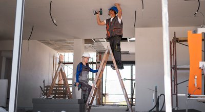 Stukadoor en elektricien in Hoogeveen: Dé gouden combinatie voor jouw verbouwing