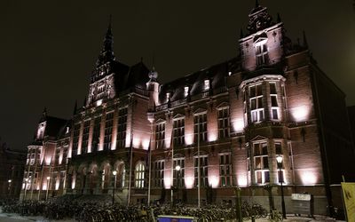 Groningen — Academiegebouw Groningen bij avond.jpg
