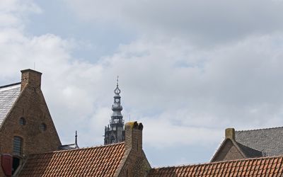 Amersfoort — Amersfoort Onze-Lieve-Vrouwetoren seen over the roof of Mariënhof.jpg