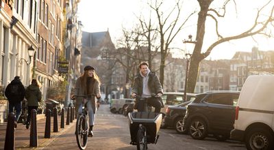 Auto’s, grachten en gevaren: hoe overleef je het Amsterdamse verkeer?