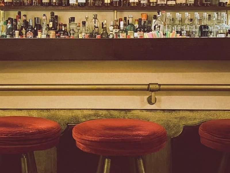 De barkruk wit, een stijlvolle zit….