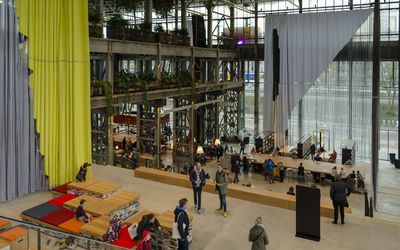 Tilburg — Bibliotheek Tilburg in de LocHal 2.jpg