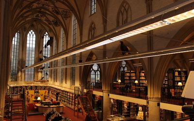 Zutphen — Bibliotheek Zutphen in Broederenkerk.JPG