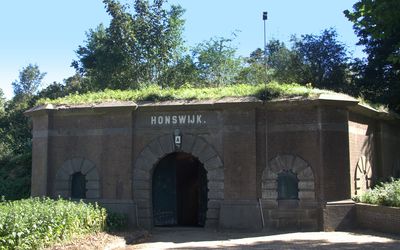 Houten — Bij binnenkomst op Fort Honswijk is dit het eerste gebouw wat je ziet.jpg