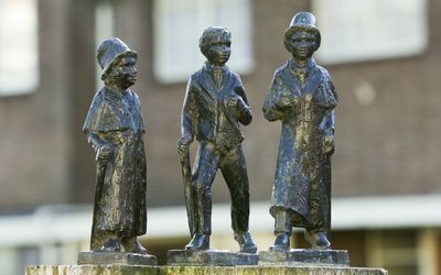 Coevorden — Bronzen beeldengroepje "De drie Podagisten" uit 1968 van C.Hammes, staande voor het kasteel Coevorden - Coevorden - 20410107 - RCE.jpg