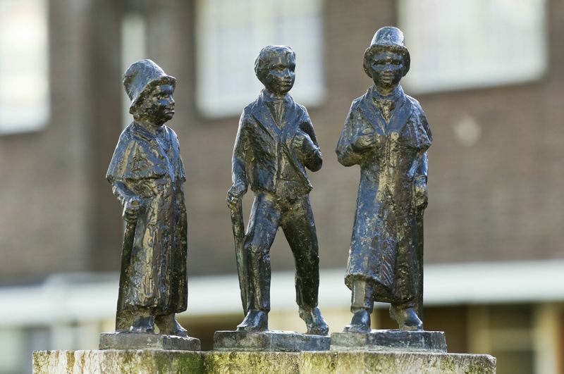 Coevorden — Bronzen beeldengroepje "De drie Podagisten" uit 1968 van C.Hammes, staande voor het kasteel Coevorden - Coevorden - 20410107 - RCE.jpg