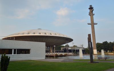 Eindhoven — Cmglee Evoluon pond.jpg
