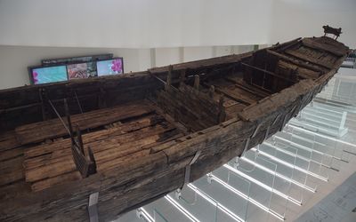 Houten — De Meern - Castellum Hoge Woerd 20210911 vooraanzicht met markering badhuis op voorgrond.jpg