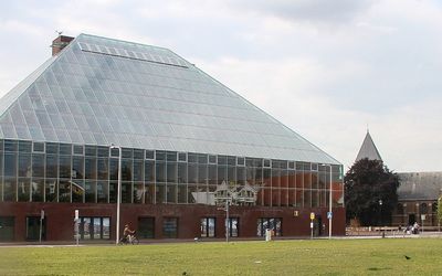 Nissewaard — De boekenberg grote bibliotheek in Spijkenisse cropped.jpg