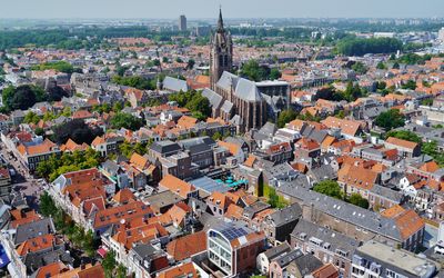 Delft — Delft Blick von der Nieuwe Kerk auf die Oude Kerk 1.jpg