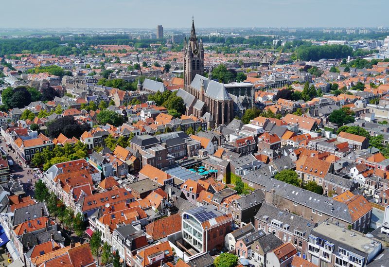 Delft — Delft Blick von der Nieuwe Kerk auf die Oude Kerk 1.jpg