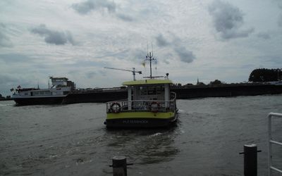 Baren-Drecht — Fähre Puttershoek-Groote Lindt (Oude Maas).JPG