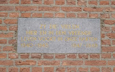 Oss — Gedenksteen 40-45 en 47-49 achter raadhuis Ravenstein overzicht.jpg