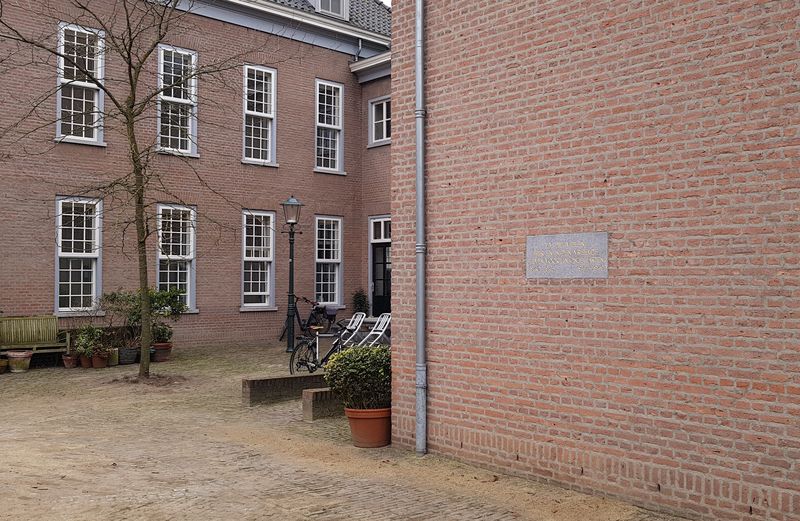 Oss — Gedenksteen 40-45 en 47-49 achter raadhuis Ravenstein overzicht.jpg