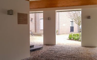 Oss — Gedenksteen kerk gymnasium raadhuis Ravenstein onderdoorgang overzicht.jpg