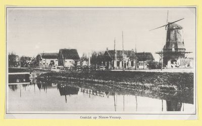 Hoogeveen — Gezicht op de Hoofdvaart met de spoorwegovergang van de Haarlemmermeerspoorlijn. NL-HlmNHA Hmr 07701.jpg
