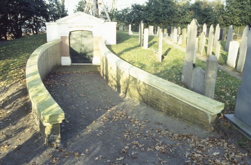 Heerenveen — Grafmonument Familie Van Limburg Stirum in Oranjewoud, 11-12-1991, signatuur 69125.jpg