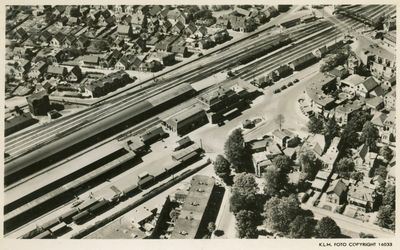 Apeldoorn — HUA-162582-Luchtfoto van het NS station Apeldoorn te Apeldoorn.jpg