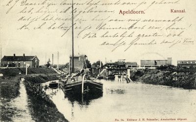 Apeldoorn — HUA-170170-Gezicht op de spoorbrug over het Apeldoornsch Kanaal bij Apeldoorn, met een trein getrokken door een stoomlocomotief uit de serie 126-135, 144-148, 154-159, 184-189) van de H.S.M. (later nr. 1121, ser.jpg