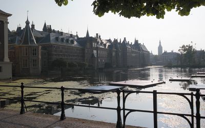 Den Haag — Hofvijver Binnenhof 2017.jpg