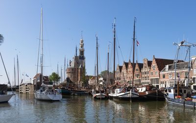 Hoorn — Hoorn, de Haven vanaf de Oude Doelenkade met de Hoofdtoren RM22411 IMG 9177 2021-05-30 10.26.jpg