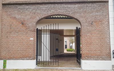Oss — Ingang onderdoorgang met gedenksteen kerk gymnasium raadhuis Ravenstein.jpg