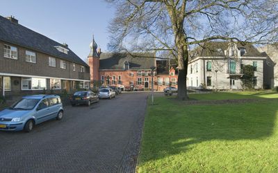 Coevorden — Kasteel Coevorden aansluitend aan het Gemeentehuis in de stedelijke omgeving - Coevorden - 20410112 - RCE.jpg