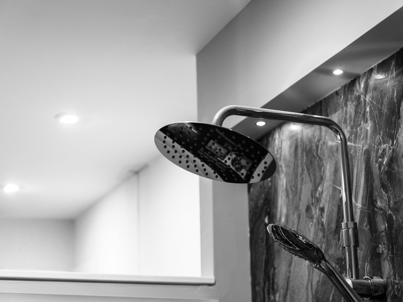 Legionella douchekoppen in Rotterdam: hoe hou je douches veilig in een stad die nooit stilstaat?