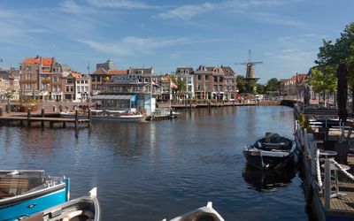 Leiden — Leiden, zicht vanaf Blauwpoortsbrug naar Beestenmarkt, Rederij Rembrandt en Molen de Valk RM25655 foto7 2017-06-11 10.18.jpg