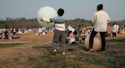 Klassenuitje vol actie en plezier met opblaasbare bollen