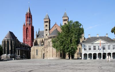 Maastricht — Maastricht-Sint-Servaasbasiliek-02-Vrijthof-2010-gje.jpg