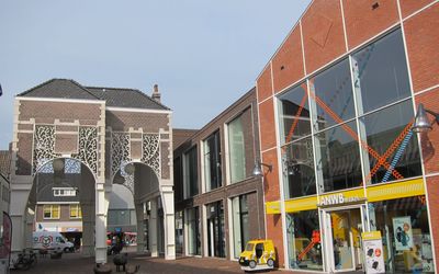 Veenendaal — Nice arcade at Veenendaal with ANWB shop. (the cardrivers organisation of Holland) - panoramio.jpg