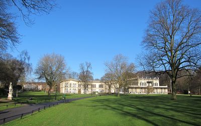 Arnhem — Overview of militairy home Bronbeek with surrounding Park - panoramio.jpg