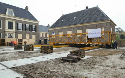 Assen — Overzicht koetshuis tijdens transport met op de achtergrond het Drents Museum - Assen - 20529862 - RCE.jpg