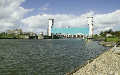 Capelle aan den IJssel — Overzicht over de Hollandsche IJssel met de Algerabrug - Krimpen aan den IJssel - 20413379 - RCE.jpg