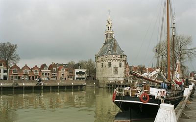 Hoorn — Overzicht van de Hoofdtoren vanaf de kade - Hoorn - 20420112 - RCE.jpg