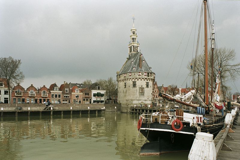 Hoorn — Overzicht van de Hoofdtoren vanaf de kade - Hoorn - 20420112 - RCE.jpg