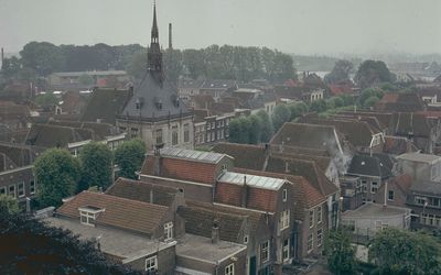 Krimpener Waard — Overzicht vanaf de toren van de Sint-Bartholomeuskerk naar het zuidoosten met zicht op het stadhuis - Schoonhoven - 20384733 - RCE.jpg