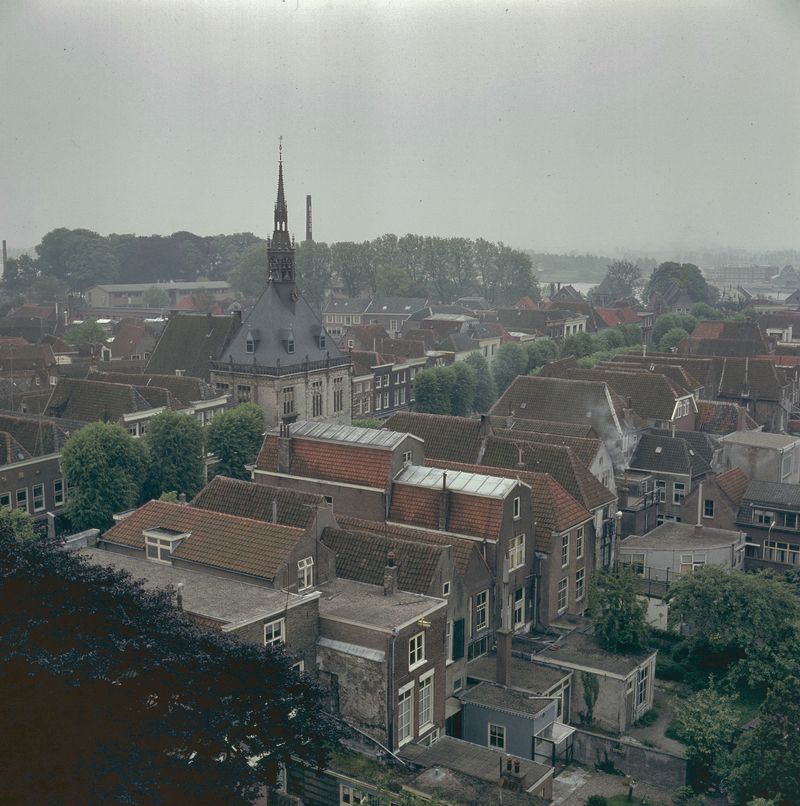 Krimpener Waard — Overzicht vanaf de toren van de Sint-Bartholomeuskerk naar het zuidoosten met zicht op het stadhuis - Schoonhoven - 20384733 - RCE.jpg