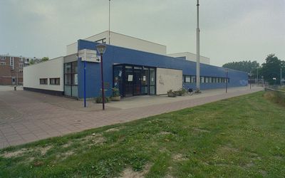 Almere — Overzicht voorgevel en linker zijgevel, voormalig politiebureau - Almere-Haven - 20343335 - RCE.jpg