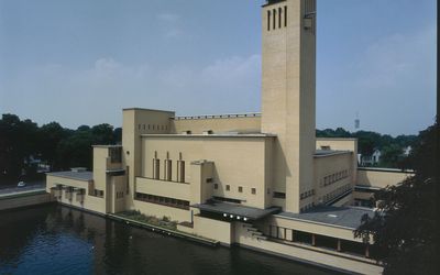 Hilversum — Overzicht zuidzijde met toren en vijver, raadhuis - Hilversum - 20343264 - RCE.jpg