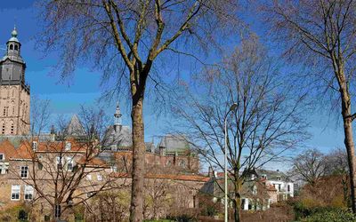 Zutphen — Panorama met Walburgkerk en Drogenapstoren vanaf de Martinetsingel te Zutphen - mijnGelderland CC-BY-SA.jpg