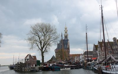 Hoorn — Panorama of the old harbour of Hoorn with the dominating Hoofdtoren for defending it - panoramio.jpg