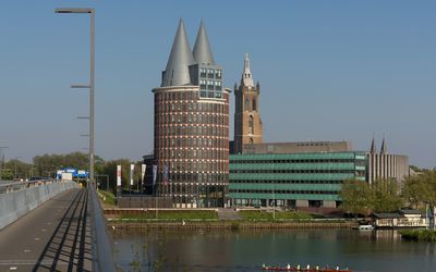 Roermond — Roermond, de Natalinitoren en de Sint-Christoffelkathedraal RM32552 vanaf de brug over de Maas foto6 2017-05-10 18.27.jpg