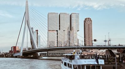 Rotterdam ontdekken zonder gedoe: waarom een huurauto meer vrijheid geeft