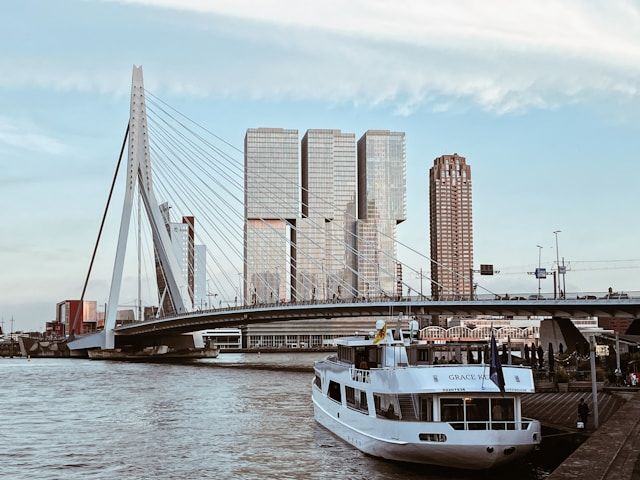 Rotterdam ontdekken zonder gedoe: waarom een huurauto meer vrijheid geeft
