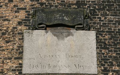 Schie-Dam — Schiedam molen De Noord gevelstenen.jpg