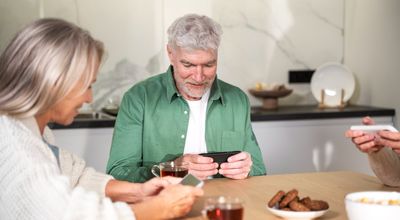 Senioren Smartphone in Westland: duidelijk bereikbaar tussen dorpen, kassen en dagelijkse afspraken