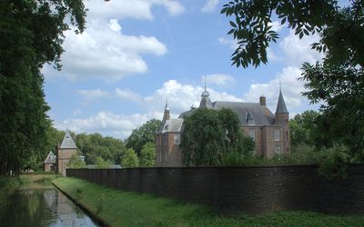 Stichtse Vecht — Slot Zuylen aan de Vecht in Oud Zuilen.jpg